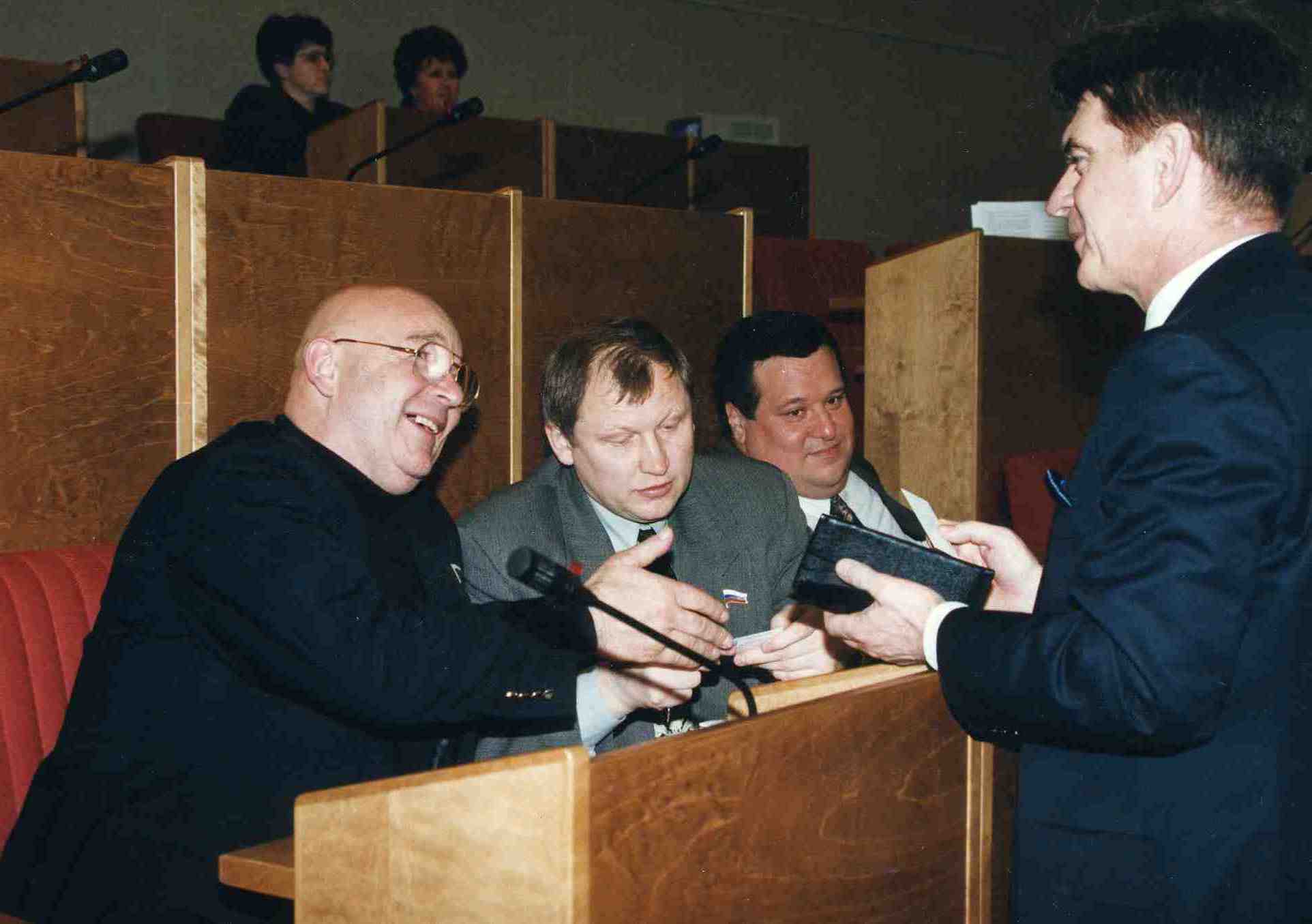 Государственная дума. Михаил Глущенко (в центре) и Галина Старовойтова с Русланом Линьковым (на заднем плане)